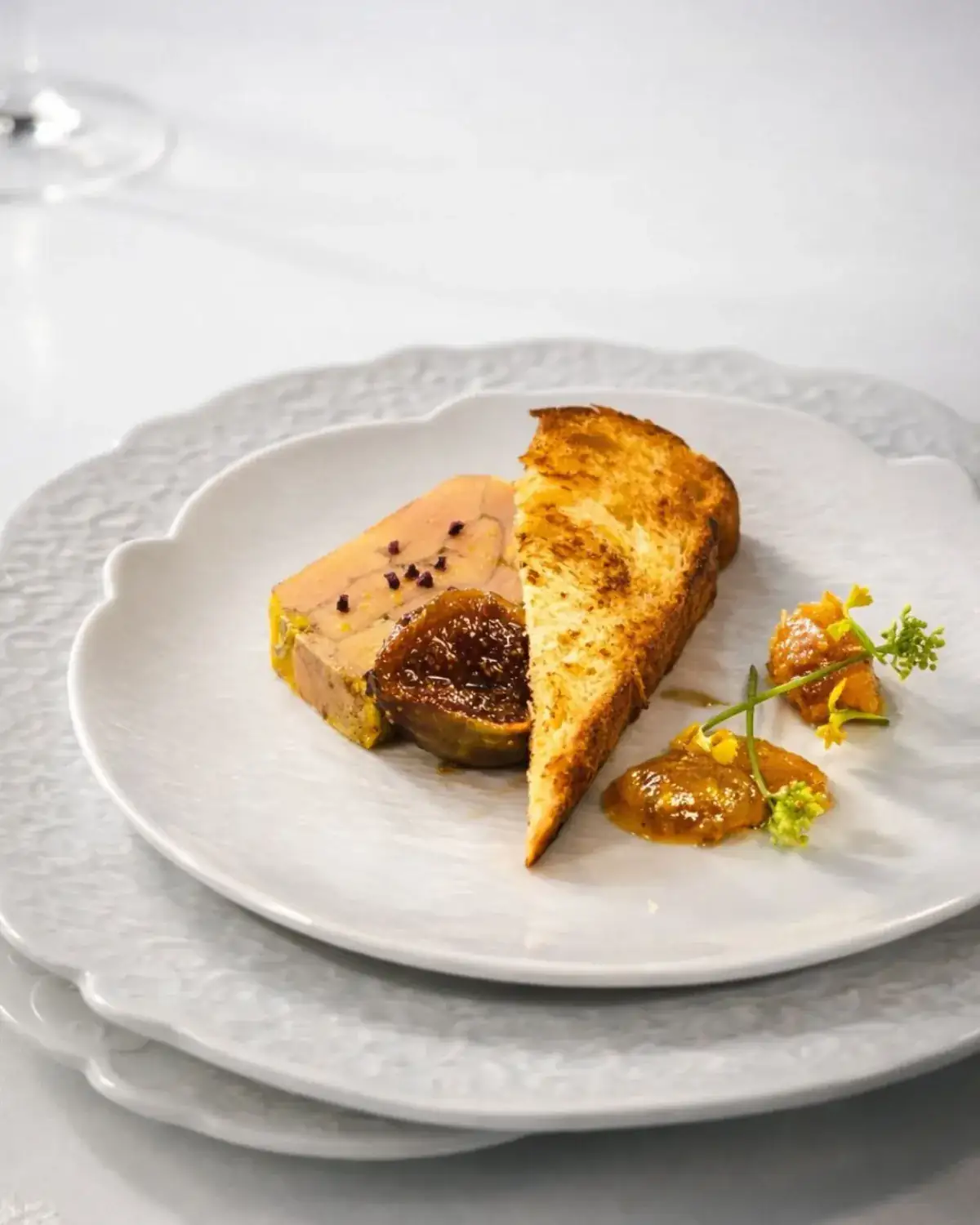 Foie gras mi-cuit, figue rôtie · brioche toastée