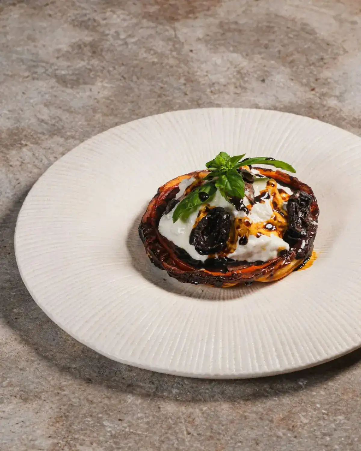 Tatin de tomate rôtie, stracciatella · basilic