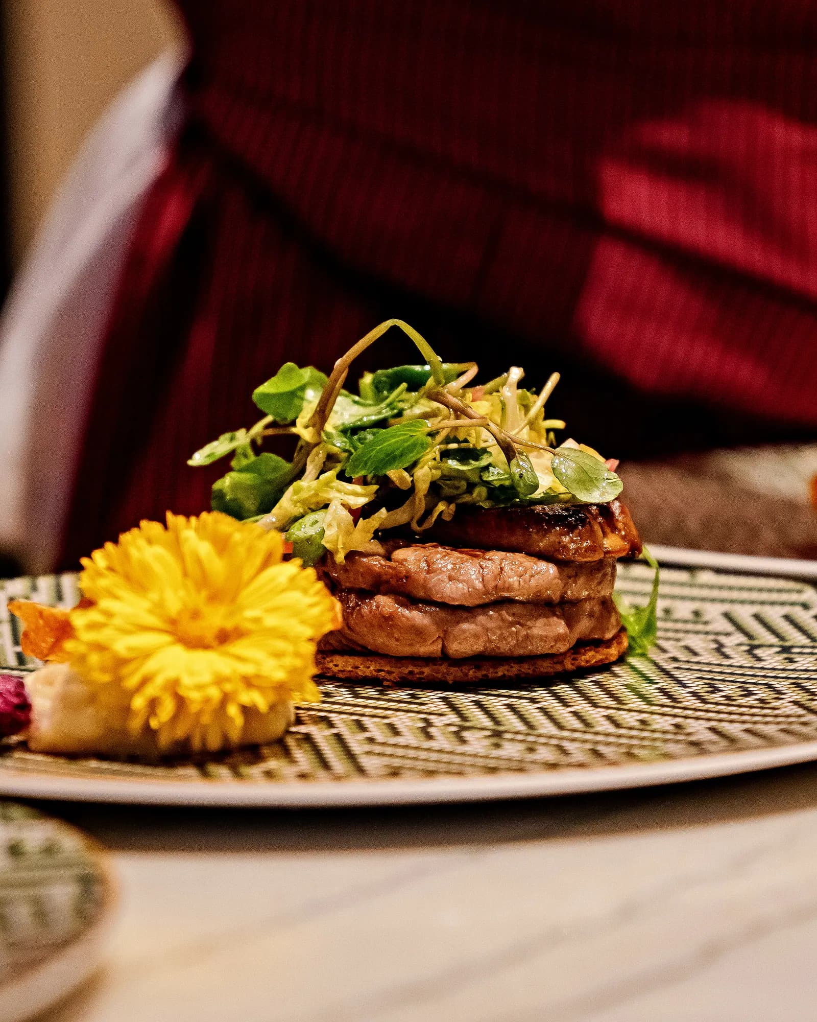 Un tournedos façon Rossini surmonté de foie gras poêlé et de jeunes pousses