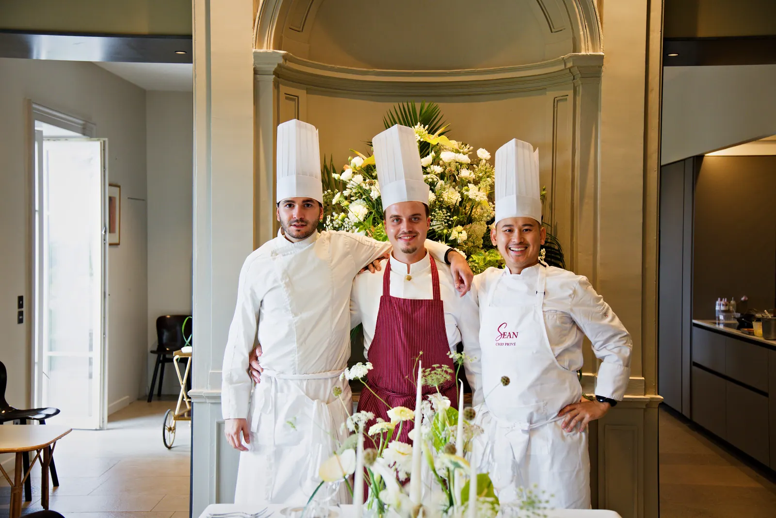 Le chef Sean et sa brigade lors d'une réception gastronomique privée dans un château près de Lyon