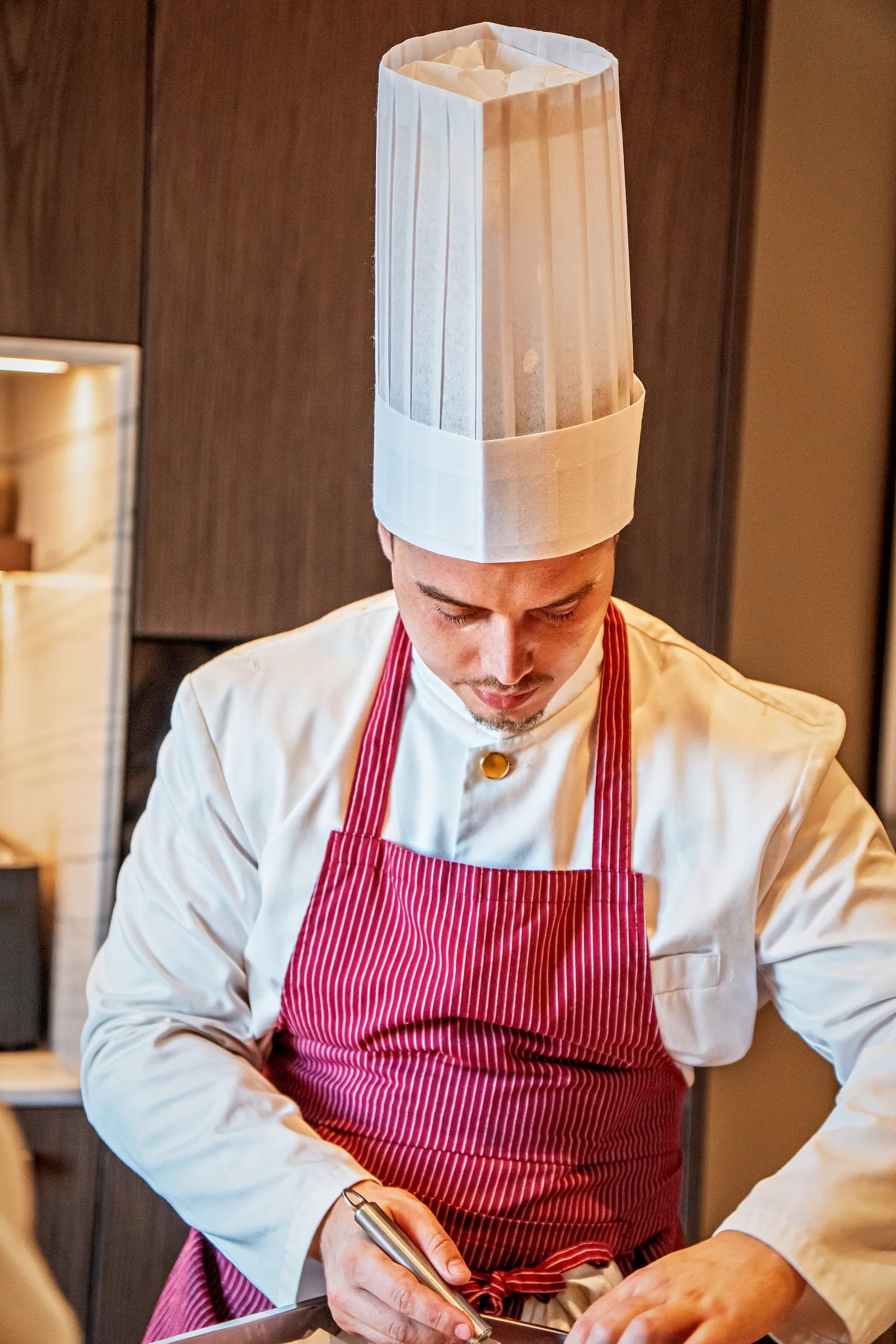 Préparation minutieuse en cuisine, avant le service