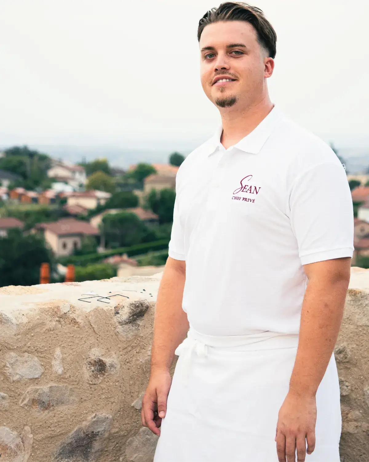 Sean Ouler, chef privé à Lyon, en cuisine