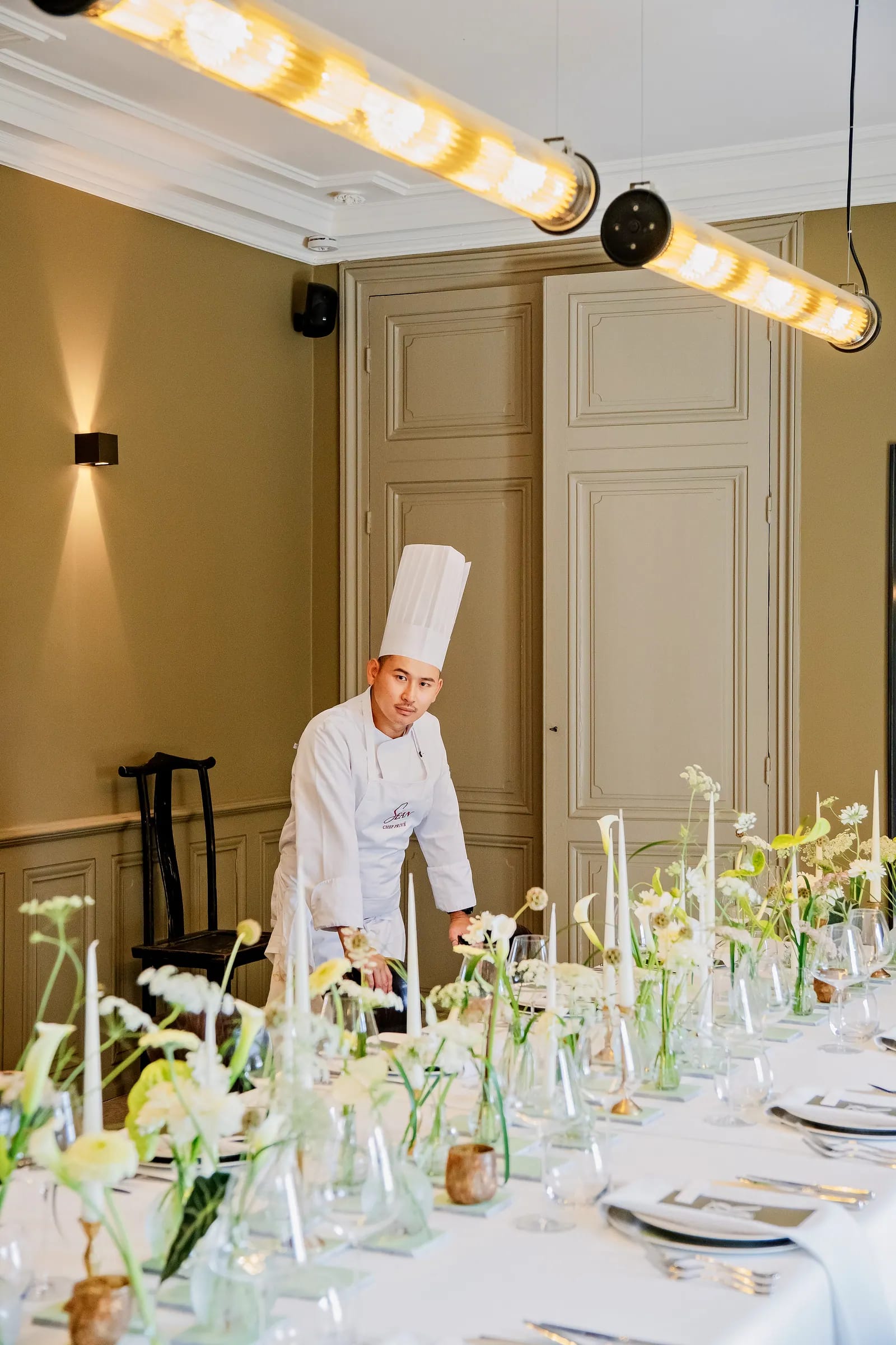 Vérification de la table dressée avant l'arrivée des convives