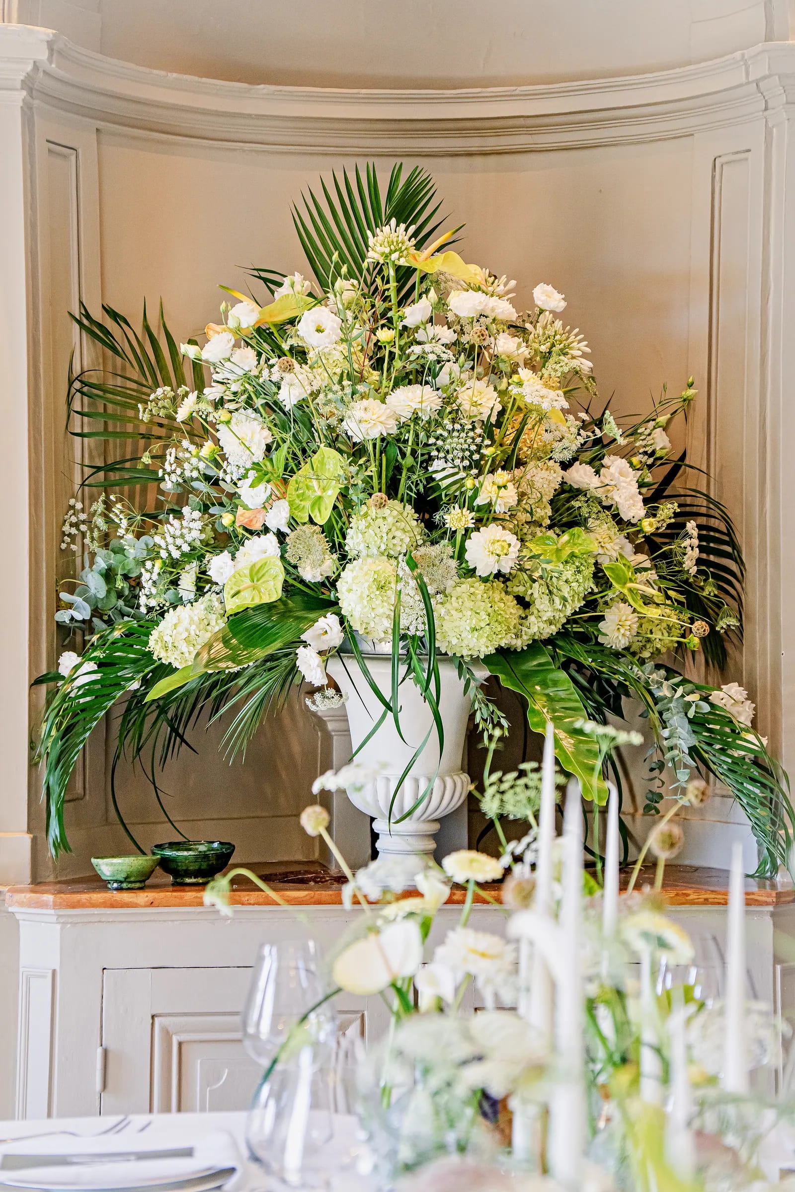 Imposante composition florale blanche dans l'alcôve du château