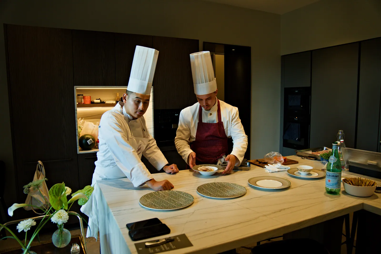 Dressage à quatre mains sur l'îlot de la cuisine