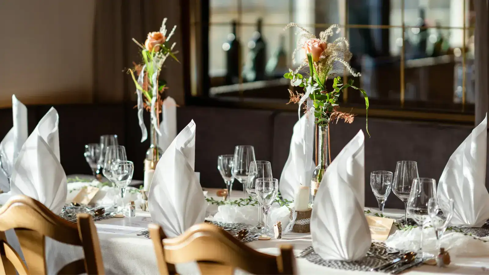 Table élégante dressée pour un dîner festif privé avec chef à domicile
