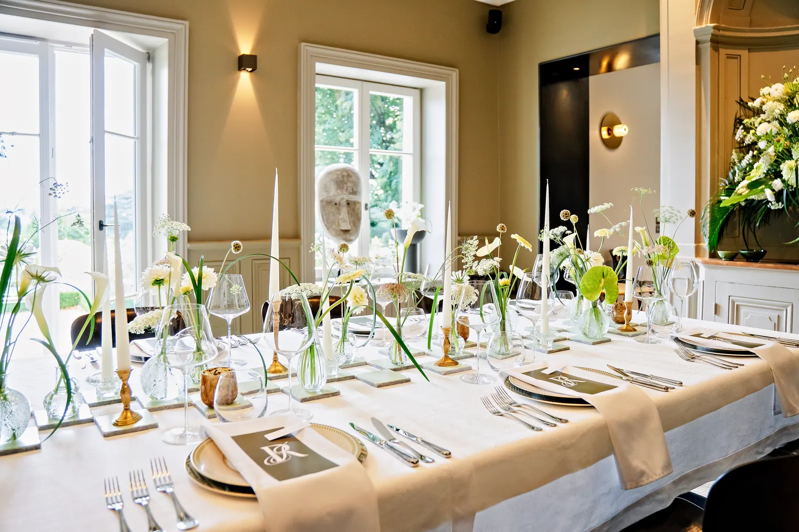 Sean Ouler private chef Lyon — long table set in a château dining room, white flowers and candlelight