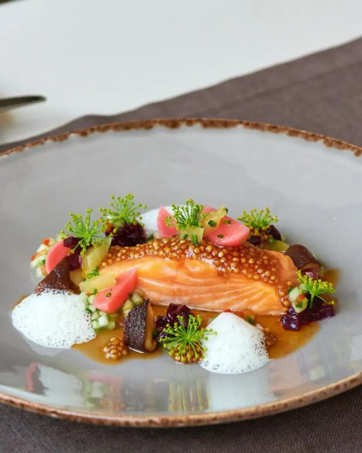 Saumon nacré aux grains de moutarde et légumes croquants — plat gastronomique chef privé