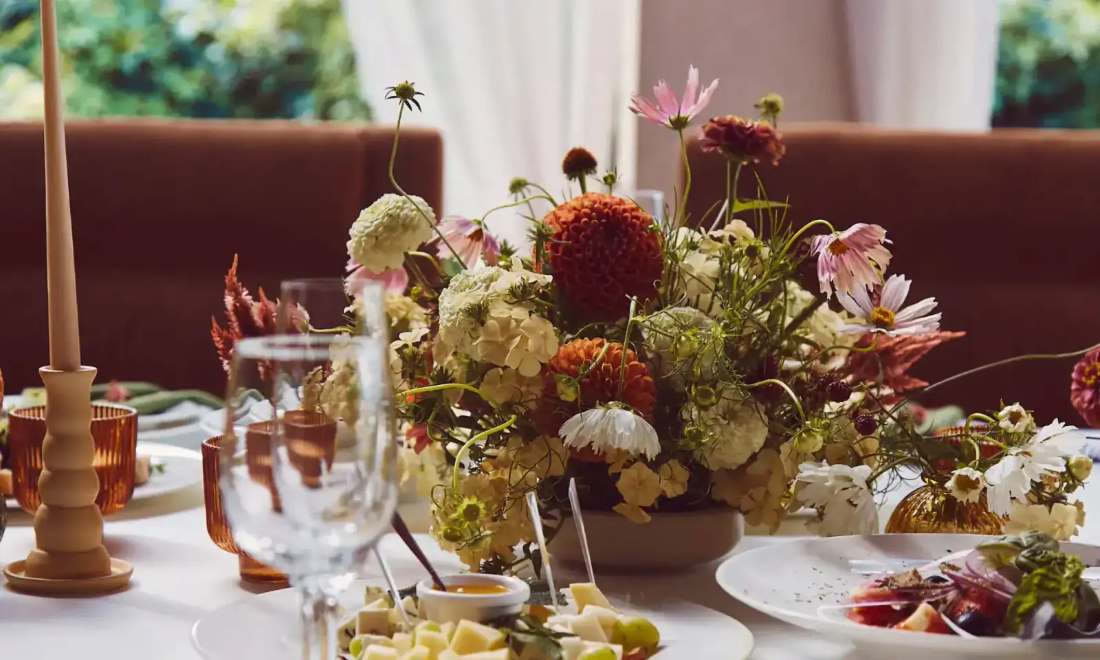 Table gastronomique dressée pour un événement privé haut de gamme