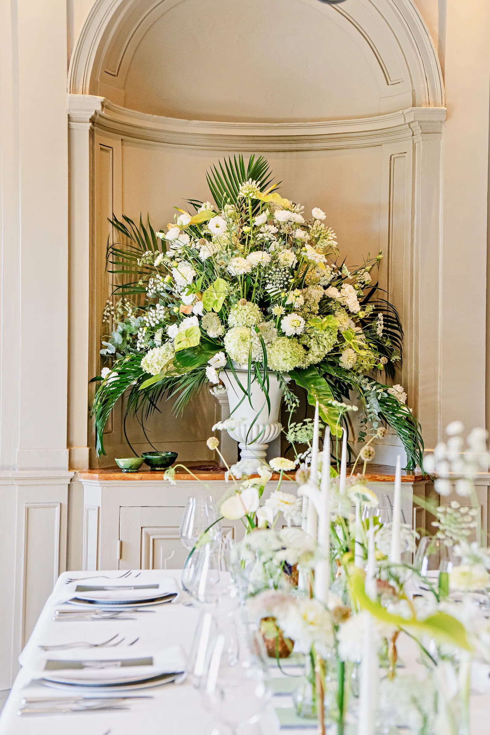 Table dressée en blanc avec verrerie fine et chandelles — l'art du détail, expérience culinaire sur mesure à Lyon