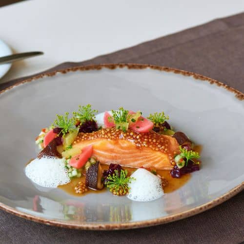 Pavé de saumon mi-cuit avec graines de moutarde, légumes pickles, émulsion légère et herbes fraîches – cuisine gastronomique à domicile par Chef Sean