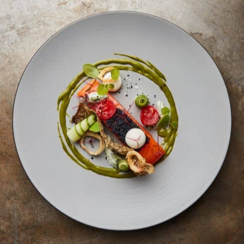 Filet de saumon croustillant, légumes croquants, herbes fraîches et sauce verte – dressage gastronomique à domicile