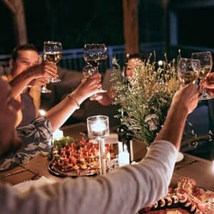 Famille partageant un repas festif préparé par Sean, chef privé à Lyon, pour un événement chaleureux et convivial.