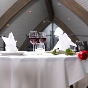 Table dressée pour un dîner romantique à domicile – Chef Privé Lyon