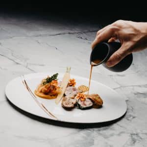 Plat gastronomique raffiné servi par un chef privé à Lyon