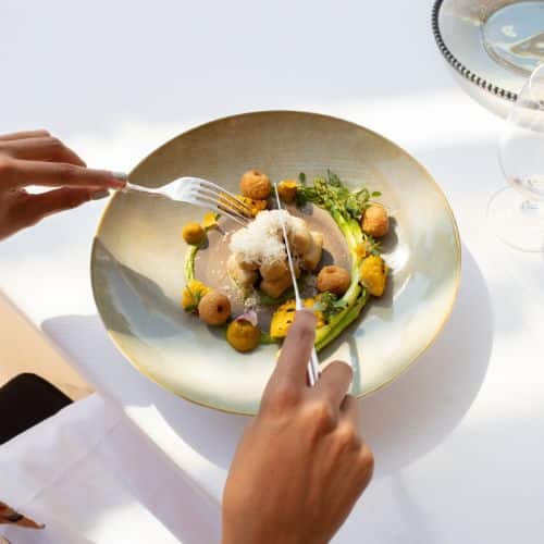 Plat gastronomique raffiné avec asperges vertes, billes croustillantes et copeaux de parmesan, dressé par le Chef Privé Sean.