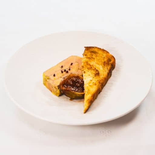 Foie gras maison accompagné d'une brioche au beurre toastée et figue rôtie.