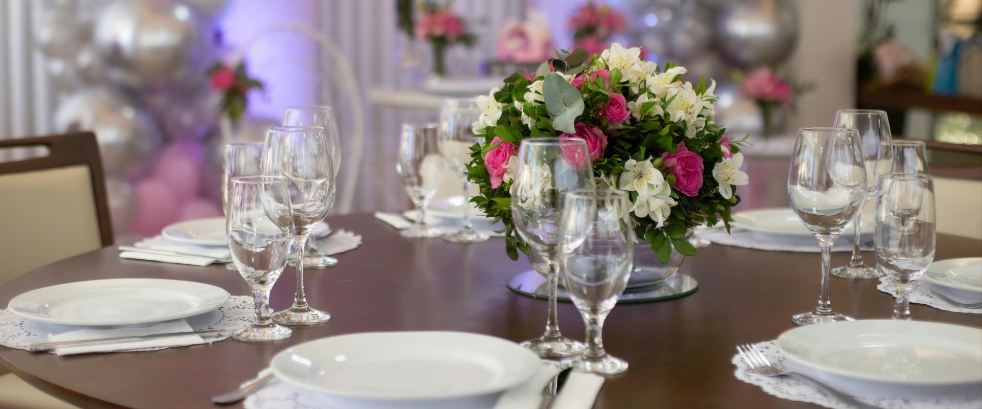 Comment Organiser une Table de Fête Comme un Chef – Élégance, Savoir-Vivre et Détails qui Font la Différence