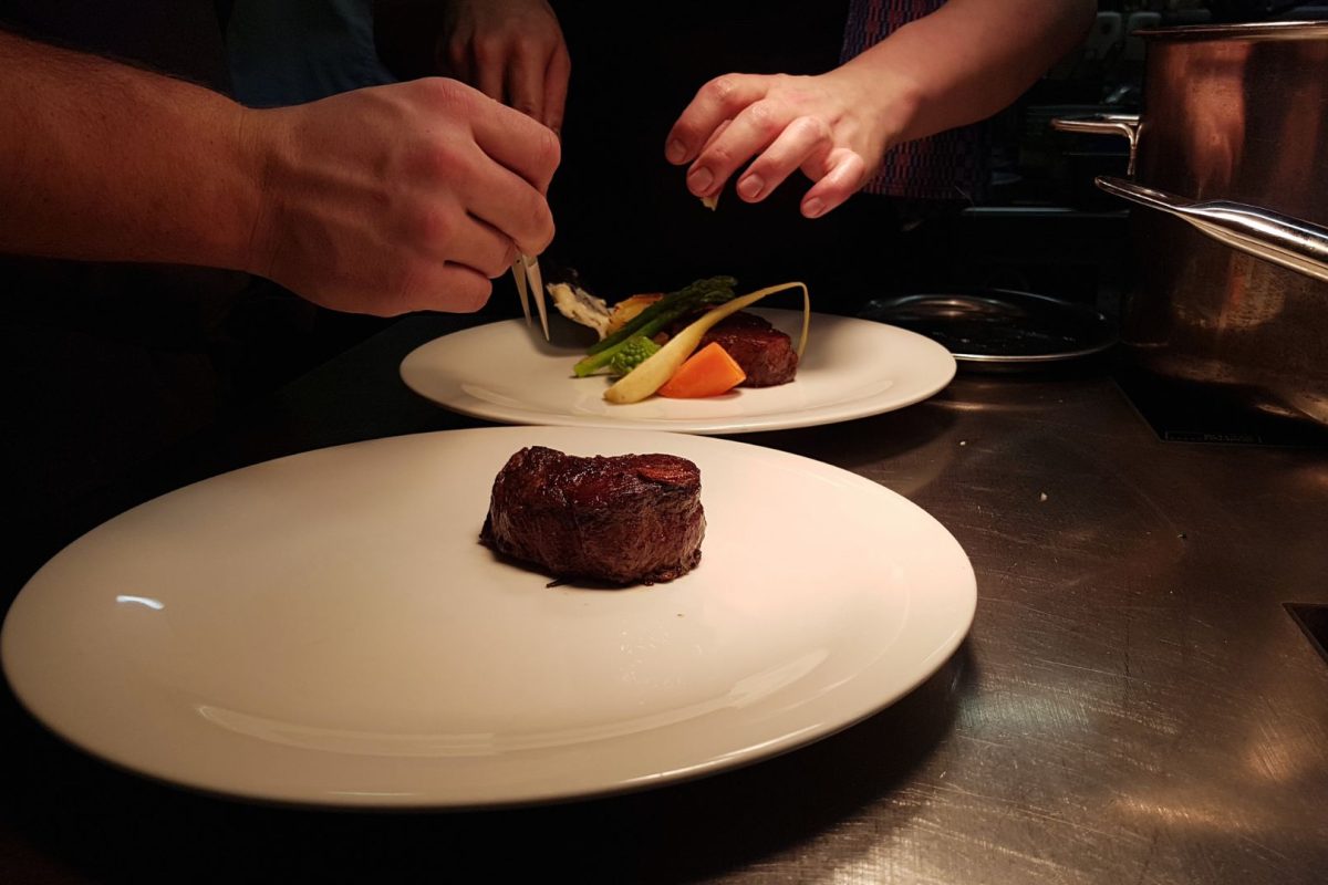 Chef à domicile préparant un repas gastronomique à domicile
