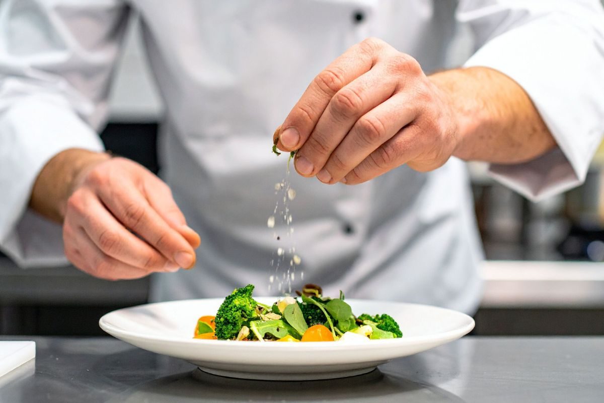 Préparation de plats par un chef à domicile avec des produits frais