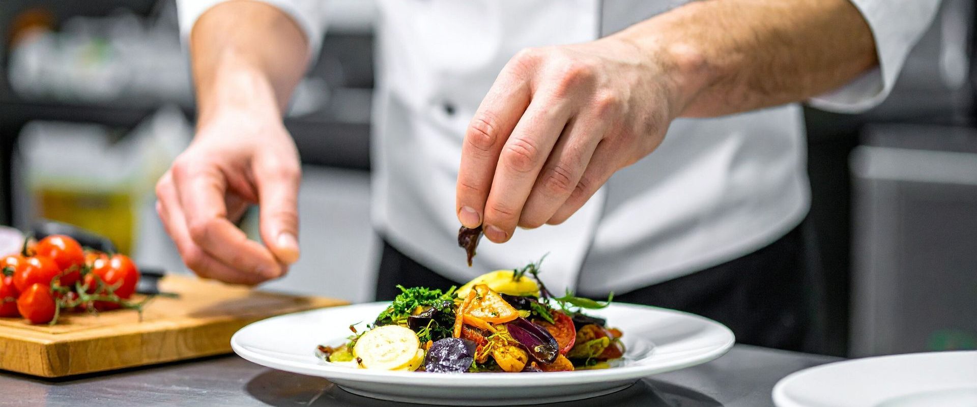 Chef privé en train de dresser